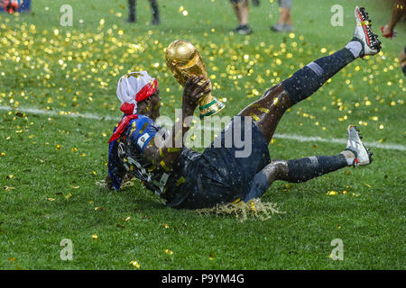 Benjamin Mendy von Frankreich feiert den Titel beim Spiel gegen Kroatien in einem Spiel gültig für das Finale der WM in Russland im Luzhniki Stadion in der Stadt Moskau in Russland am Sonntag, 15. (Foto: William Volcov/Brasilien Foto drücken) Stockfoto