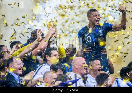 Kylian Mbappe von Frankreich feiert den Gewinn der Weltmeisterschaft in Russland nach dem Verlassen gegen Kroatien am Luzhniki Stadion in Moskau, Russland am Sonntag, 15. (Foto: William Volcov/Brasilien Foto drücken) Stockfoto