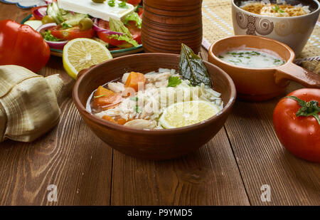 Avgolemono - Griechische Lemon Chicken Soup, Traditionelle verschiedene Gerichte, Ansicht von oben. Stockfoto