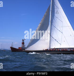 AJAXNETPHOTO. 18. AUGUST 2001. COWES. I.O.W. ENGLAND. - AMERICA'S CUP SILVER JUBILEE - Die J-Klasse YACHT SHAMROCK V Rundung der NAB LICHT AUF DER ERSTEN ETAPPE DER NACHGESPIELT AMRICA'S CUP JUBILEE RUND UM DIE INSEL. Foto: Jonathan Eastland/AJAX. REF: 011808 11 Stockfoto