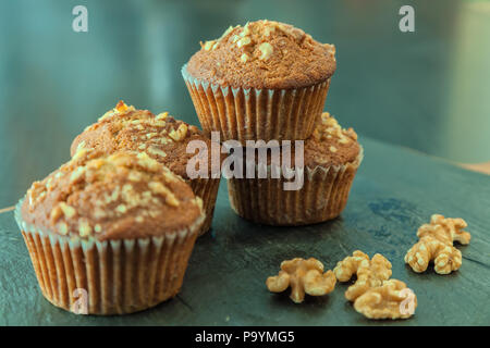 Anzeige der Banane nuss Muffins mit Walnüssen auf einem Schneidebrett. Stockfoto