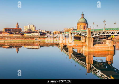 Das Saint Pierre Brücke und die Kuppel des La Grace Hospital in der Garonne, Toulouse, Haute Garonne, Midi Pryenees, Frankreich widerspiegelt. Stockfoto