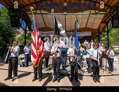 American Legion Flagge Guard; United States Air Force Brass Band spielt ein Viertel der Juli Konzert in der Riverside Park Band stehen, Salida, Colorado, USA Stockfoto