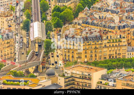 Zwei Züge treffen M6 Linie der Pariser Metro Station von Cambronne. Der Zug auf der rechten Seite geht an Charles de Gaulle Etoile und der Zug von links nach Nation. Luftaufnahme vom Observation Deck Tour Montparnasse Stockfoto