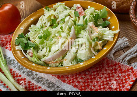 Polnische Lauch Salat, Salatka z Pora. Traditionelle sortierten Polen Gerichte, Ansicht von oben. Stockfoto