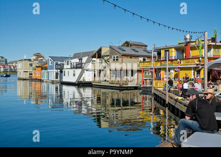 Fisherman's Wharf in Victoria, British Columbia, Kanada. Bunte float Wohnungen und ein Restaurant am Fisherman's Wharf aus Victoria, BC. Stockfoto