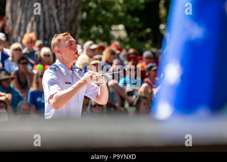 Dirigent, United States Air Force Brass Band spielt ein Viertel der Juli Konzert in der Riverside Park Band stehen, Salida, Colorado, USA Stockfoto