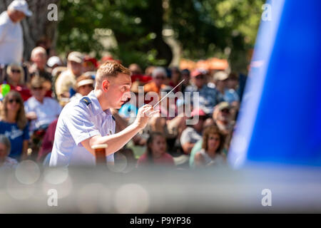 Dirigent, United States Air Force Brass Band spielt ein Viertel der Juli Konzert in der Riverside Park Band stehen, Salida, Colorado, USA Stockfoto