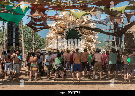 Die Teilnehmer und die Atmosphäre in der Verlorenen Theorie psytransce Music Festival im Riomalo de Abajo, Las Hurdes, Extremadura, Spanien statt. Stockfoto