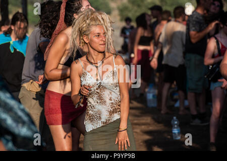 Eine schöne, junge blonde Frau tanzt auf der Bühne der verlorenen Theorie psytransce Music Festival im Riomalo de Abajo, Las Hurdes, Extremadura, Spanien statt. Stockfoto