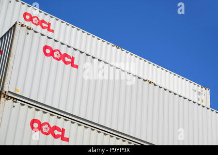 OOCL 40 ft intermodalen Container im Hafen gestapelt. OOCL ist eine in Hongkong ansässige Container Transport- und Logistik- Unternehmen. Stockfoto