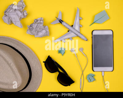Hut, Schattierungen, Smartphone, Kopfhörer, Papier, Flugzeug, Flugzeug, warf das gestaute Papier Stockfoto