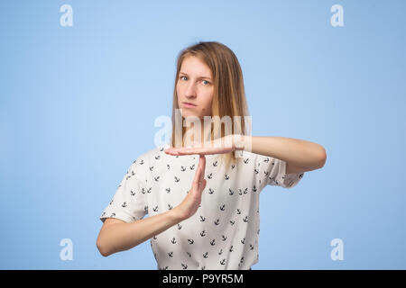 Bitte, Ich brauche pause Konzept. Europäische Frau brauchen Zeit. Studio shot auf blauem Hintergrund Stockfoto