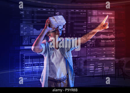 Fröhliche Junge lächelnd und mit Virtual reality Brillen Stockfoto