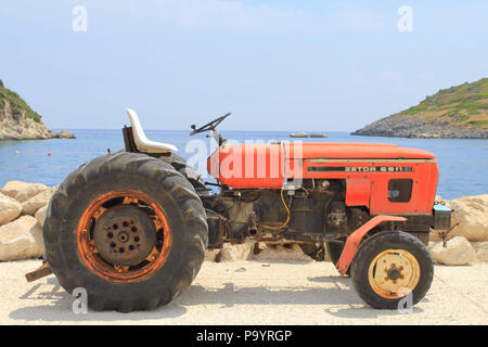 Zetor Schlepper Modell 6911. Ein Modell der letzten im Jahr 1980 von der Tschechischen Firma und immer noch in Gebrauch hergestellt, obwohl Anzeichen von Rost. Stockfoto