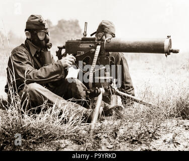 1940 s zwei Soldaten das Tragen von Gasmasken, MASCHINENGEWEHR BEREIT FÜR ACTION-a2432 HAR 001 HARS B&W ABENTEUER SCHUTZ AUFREGUNG NIEDRIGEN WINKEL DEN ZWEITEN WELTKRIEG FEUERN UNIFORMEN FERTIG MASCHINENGEWEHR BROWNING FEUERWAFFE FEUERWAFFEN MONTIERT ZWEISAMKEIT SCHWARZ UND WEISS GASMASKE HAR 001 ALTMODISCH Stockfoto