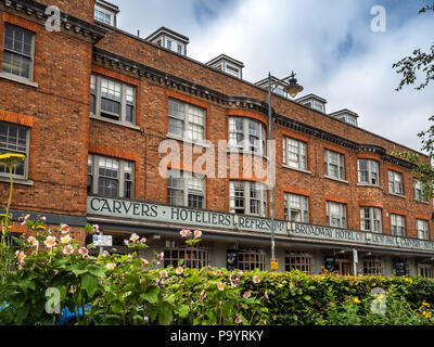 Broadway Hotel im Zentrum von Letchworth Garden City, Herts UK. Es wurde 1961 erbaut und war das erste lizenzierte Gelände in Letchworth Garden City. Stockfoto