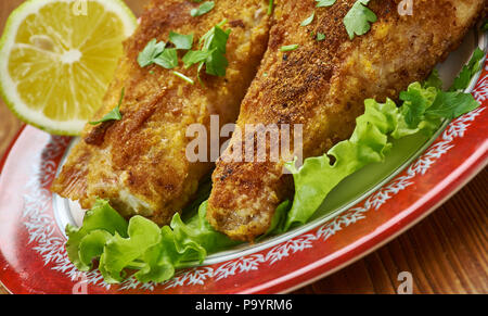 Creole in der Pfanne gebratener Fisch mit gebratenem Gemüse Stockfoto