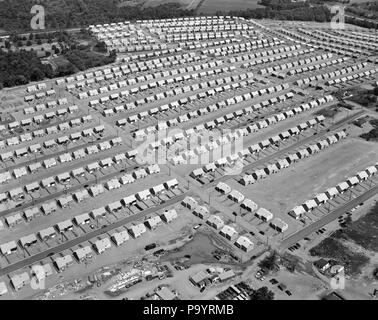 1950 ANTENNE FÜR EINE ENTWICKLUNG, DIE FÜR EINFAMILIENHÄUSER in der Nähe von Woodbridge NJ DIES IST IN MENLO PARK NJ USA a-3208 KRU001 HARS SCHWARZ UND WEISS 08/15 GRID ALTMODISCHE GLEICHHEIT Stockfoto