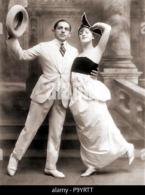 Der BALLROOM DANCE TEAM VON VERNON UND IRENE BURG ca. 1912 mit Blick auf die Kamera - asp nn3809 ASP001 HARS GERNE KOSTÜME FREUDE LIFESTYLE SCHLOSS GESCHICHTE FRAUEN GEHEIRATET STUDIO SHOT EHEPARTNER EHEMÄNNER KOPIE RAUM FREUNDSCHAFT IN VOLLER LÄNGE DAMEN FITNESS PERSONEN MÄNNER UNTERHALTUNG VERTRAUEN B&W AUGENKONTAKT ERFOLG DARSTELLENDE KUNST AKT GLÜCK STILEN DES 20. JAHRHUNDERTS BERÜHMTE INNOVATION STOLZ VAUDEVILLE LÄCHELT FRÖHLICH STILVOLLE RAGTIME NEW YORK BROADWAY KREATIVITÄT MODEN ZWEISAMKEIT VERNON EHEFRAUEN junger erwachsener Mann JUNGEN ERWACHSENEN FRAU 1912 SCHWARZ UND WEISS KAUKASISCHEN ETHNIE ALTMODISCH Stockfoto