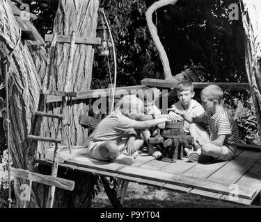 1950er Jahre 1960er Jahre vier Jungen im TREE HOUSE Klubhaus, das Hände über gefälschte LAGERFEUER VEREIDIGUNG UNTER EID-b 16212 CRS 001 HARS AUFREGUNG VERBINDUNG EID KLUBHAUS PHANTASIE VEREIDIGUNG Wachstum von Jungfischen PRE-TEEN PRE-TEEN BOY ZWEISAMKEIT SCHWARZ UND WEISS KAUKASISCHEN ETHNIE ALTMODISCHE TREE HOUSE Stockfoto