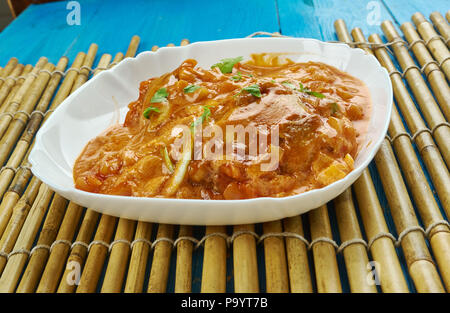 Haitianische Huhn - Poulet Creole, Hähnchen Schenkel und Trommelstöcke in gerösteten Tomaten mariniert. Stockfoto