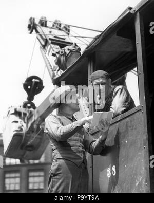 1930er Jahre 1940er Jahre BAUARBEITER DISKUTIEREN PROJEKT AUF STEAM SCHAUFEL-i 1965 HAR 001 HARS SCHAUFEL TEAMARBEIT GRABEN INFORMATIONEN DAMPF LIFESTYLE CAB JOBS BAULEITER VOLL ERLERNEN - LÄNGE INSPIRATION AMERICANA WESTE B&W ZIELE BLUE COLLAR SKILL MATERIAL BESETZUNG FERTIGKEITEN STÄRKE ARCHIVIERUNG STRATEGIE WAHL WISSEN MÄCHTIGE FORTSCHRITTE ARBEIT STOLZ VORGESETZTEN BEHÖRDE BESCHÄFTIGUNG HARDHAT BERUFE WEISEN BOSSE ANWEISUNG MANLY VORARBEITER MITARBEITER AUSHEBEN ÜBERWACHEN ZUSAMMENARBEIT DIG BAGGER IDEEN MANAGER Mitte - Mitte - erwachsenen Mann MACHT DAMPF SCHAUFEL SCHAUFEL schwarze und weiße Kabel LEHREN Stockfoto