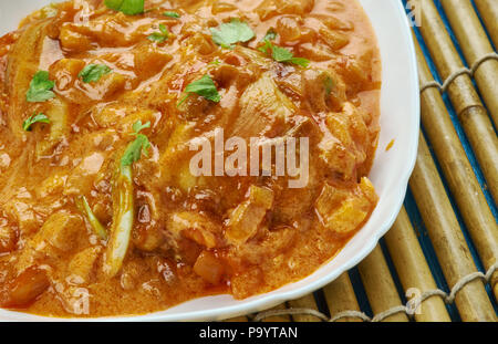 Haitianische Huhn - Poulet Creole, Hähnchen Schenkel und Trommelstöcke in gerösteten Tomaten mariniert. Stockfoto