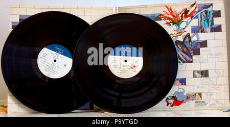 Modugno, Italien - 25 April 2013: DIE MAUER Doppel Album von Pink Floyd aus meiner privaten Sammlung von Vinyl LPs Stockfoto