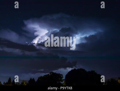Dramatisch Gewitter erhellt Nachthimmel; Salida, Colorado, USA Stockfoto
