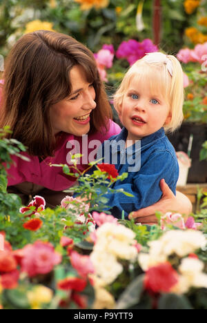 1990 s LÄCHELNDE MUTTER IM GARTEN MIT DEN ARM UM DIE BLONDE TOCHTER SUCHEN BEI CAMERA - kj 12911 DEG 002 HARS SCHÖNHEIT SUBURBAN FARBE MÜTTER ALTE ZEIT ZUKUNFT NOSTALGIE OLD FASHION 1 JUGENDLICHE BLONDE JUNGE ERWACHSENE GERNE FAMILIEN FREUDE LIFESTYLE FRAUEN GROWNUP GESUNDHEIT HOME LIFE COPY SPACE MENSCHEN KINDER TÖCHTER PERSONEN INSPIRATION PFLEGE Spiritualität des einzelnen Elternteils AUGENKONTAKT FREIHEIT EINZELNE ELTERN GLÜCK KOPF UND SCHULTERN FRÖHLICHEN LÄCHELN VERBINDUNG GÄRTEN FREUDIGE ELTERN MIT KINDERN ELTERNTEIL MIT KIND WACHSTUM JUGENDLICHE MÜTTER ENTSPANNUNG MITEINANDER junger Erwachsener FRAU KAUKASISCHEN ETHNIE Stockfoto