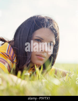 1970 s PORTRAIT JUGENDLICH MÄDCHEN BRUNETTE LIEGEND IM GRAS - KJ 4813 HAR 001 HARS BRUNETTE KOPF UND SCHULTERN NIEDRIGEN WINKEL CLOSE-UP STILVOLLE TEENAGED JUNGEN MISERABEL WEHMÜTIG KAUKASISCHEN ETHNIE HAR 001 ALTMODISCH Stockfoto