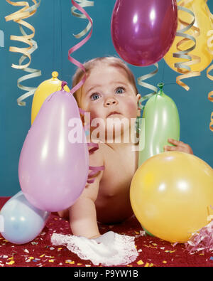 1960 s Baby Mädchen suchen inmitten BALLONS UND PARTY LUFTSCHLANGEN - kn 376 HAR 001 HARS Traurigkeit und die Aufregung DES NEUEN JAHRES BIS PARTEIEN GESICHTSAUSDRUCK Wachstum von Jungfischen wehmütig inmitten BABY GIRL KAUKASISCHEN ETHNIE HAR 001 Januar 1 NEUES JAHR, NEUE JAHRE ALTMODISCH Stockfoto