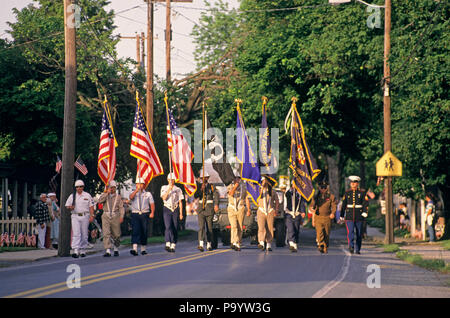 PARADE DURCH DAS ZENTRUM DER KLEINEN STADT USA-kp 6602 RWN 001 HARS MATROSEN PATRIOTISCHEN STERNENBANNER unterstützen kleine Stadt PATRIOTISMUS ROT WEISS UND BLAU FLIEGER AMERICAN FLAG BUNDESREPUBLIK 4. JULI UNABHÄNGIGKEITSTAG 4. JULI MARCHER ALTMODISCH Stockfoto