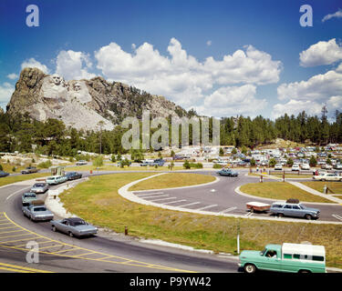 1960 Mount Rushmore National Memorial PARKPLATZ AUTOS VORDERGRUND SKULPTUR IM HINTERGRUND BLACK HILLS von South Dakota KEYSTONE USA-kr 11685 Sie 001 HARS SÜDLICHEN MOBILITÄT GEORGE WASHINGTON PANORAMABLICK BILDHAUER 1969 DESTINATION RESORTS SYMBOL FERIEN ABRAHAM LINCOLN BLACK HILLS VORDERGRUND GREAT PLAINS GUTZON BORGLUM ICONIC ALTMODISCHE SD SOUTH DAKOTA Theodore Roosevelt Thomas Jefferson TOURISMUS Stockfoto