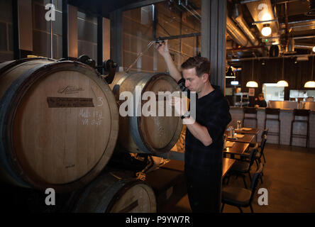 Vagabond Weine Wein Bar & Restaurant in Battersea: Winzer Gary Monery Stockfoto