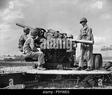 1940 s CREW VON VIER ZWEITEN WELTKRIEG SOLDATEN BEMANNEN ARTILLERIE KANONEN LADEN SHELL in STEISSLAGE von GUN-q 74716 CPC 001 HARS LADEN STÄRKE MUT TRIO WELTKRIEGE WELTKRIEG ZWEITEN WELTKRIEG ZWEITEN WELTKRIEG IN BERUFE UNIFORMEN 2. WELTKRIEG MUNITION MANNING WIDERSPRÜCHLICHE FEUERWAFFE junger erwachsener Mann ARTILLERIE KÄMPFEN SCHWARZ UND WEISS KAUKASISCHEN ETHNIE ALTMODISCH Stockfoto