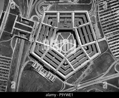 1940er Jahre 1950er Jahre LUFTAUFNAHME des Pentagon in Arlington VA USA-q 74724 CPC 001 HARS SCHUTZ STÄRKE STRATEGIE ÄUSSERE WISSEN FÜHRUNG LEISTUNGSSTARKE REISE USA BEHÖRDE 1943 IMMOBILIEN OSTKÜSTE geometrische Strukturen Unterstützung Gebäude bewaffnete Festung SYMBOLISCHE WASHINGTON DC VERTEIDIGUNG DER ZENTRALE HUB RESORTS SEITEN VA LUFTAUFNAHME ARLINGTON SCHWARZ UND WEISS ABTEILUNG KRAFT DER VERTEIDIGUNG EINRICHTUNG GEOMETRIE ALTMODISCHE PENTAGON DARSTELLUNG Stockfoto