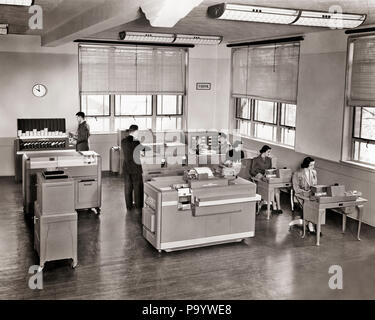 1950er Jahre denke, ZEICHEN AN DER WAND IBM OFFICE INTERIOR MÄNNER FRAUEN ARBEITEN DER FRÜHEN DATENVERARBEITUNG INSTALLATION INFORMATION SYSTEM TECHNOLOGIE - q 74730 CPC 001 HARS GESCHWINDIGKEIT FÜNF GESCHICHTE FRAUEN 5 IBM GROWNUP KOMMUNIKATION KOPIEREN RAUM VOLLER LÄNGE DAMEN COMPUTER PERSONEN INSPIRATION GROWN-UP MÄNNER BERUF BETRACHTEN B&W ARBEITSPLATZ DATEN DEKORATION VERARBEITUNG DEKOR BESETZUNG FRÜHFESTIGKEIT KUNDENSERVICE WISSEN ÜBER NETZWERKE MÄCHTIGE FORTSCHRITTE DENKEN INNOVATION STOLZ BERUFEN HIGH TECH GRÜBELN GRÜBELN STILVOLLE MARKE KONTEMPLATIVEN BETRACHTEN KOMMUNIKATION KOOPERATION KREATIVITÄT HIGH-TECH IDEEN MITTE - ERWACHSENE Stockfoto