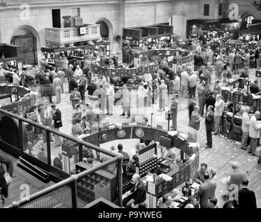 1940er Jahre 1950er Jahre HÄNDLER AUF DEM BODEN DER NEW YORK STOCK EXCHANGE MANHATTAN NYC USA-r10394 HAR 001 HARS ANLEIHEN STRATEGIE CUSTOMER SERVICE AUFREGUNG MÄCHTIGEN AUF GELEGENHEIT BERUFE BESTÄNDE INVESTIEREN INVESTITIONEN TRADER TRADING NEW YORK WACHSTUM Mitte - Mitte - erwachsenen Mann Verkäufer junger erwachsener Mann SCHWARZ UND WEISS KAUKASISCHEN ETHNIE HAR 001 ALTMODISCH BÖRSE Stockfoto