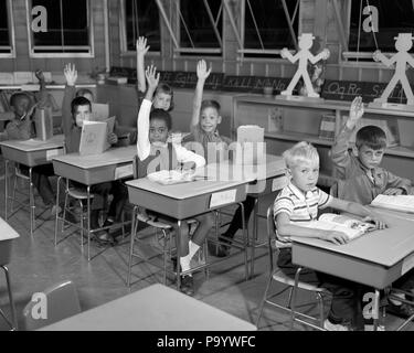 1960 elementare Klassenzimmer Schüler auf der Suche nach Kamera alle eifrig ihre Hand-s 15720 HAR 001 HARS VERTRAUEN B&W SCHULEN WEITWINKEL GRAD 8 ENTDECKUNG afrikanische Amerikaner, AFRICAN-AMERICAN AUFREGUNG WISSEN FORTSCHRITT SCHWARZ ETHNIZITÄT ZÖGERLICH primäre Verbindung eifrig K-12 EIFRIG ACHT GRUNDSCHULE WACHSTUM IDEEN JUGENDLICHE BEREIT, schwarze und weiße KAUKASISCHEN ETHNIE HAR 001 ALTMODISCH afrikanische Amerikaner Stockfoto