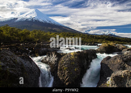 Petrohue Wasserfälle und Vulkan Osorno Stockfoto