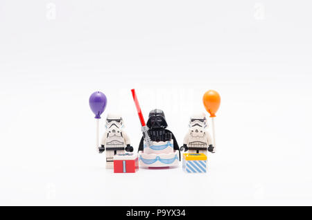 Lego Darth Vader mit Storm troopers Holding ein Ballon. Lego Minifiguren sind von der Lego Gruppe hergestellt. Stockfoto