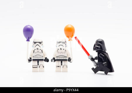 Lego Darth Vader ansehen Sturmtruppen Holding ein Ballon. Lego Minifiguren sind von der Lego Gruppe hergestellt. Stockfoto