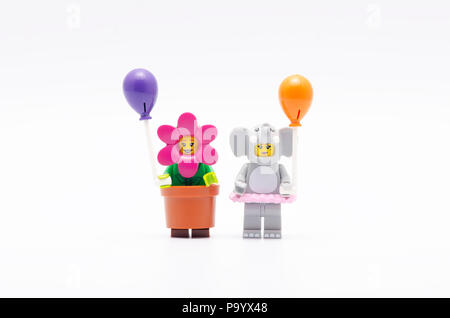 Lego Figur Blumentopf Mädchen und Elefant girl Holding Ballon ab Serie 18. Lego Minifiguren sind von der Lego Gruppe hergestellt. Stockfoto