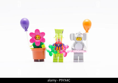 Lego Figur Blumentopf Mädchen, Elefant girl und Party Clown mit Ballon ab Serie 18. Lego Minifiguren sind von der Lego Gruppe hergestellt. Stockfoto