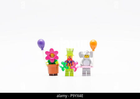 Lego Figur Blumentopf Mädchen, Elefant girl und Party Clown mit Ballon ab Serie 18. Lego Minifiguren sind von der Lego Gruppe hergestellt. Stockfoto