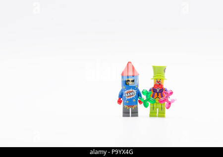 Lego Feuerwerk Kerl und Party Clown. Lego Minifiguren sind von der Lego Gruppe hergestellt. Stockfoto