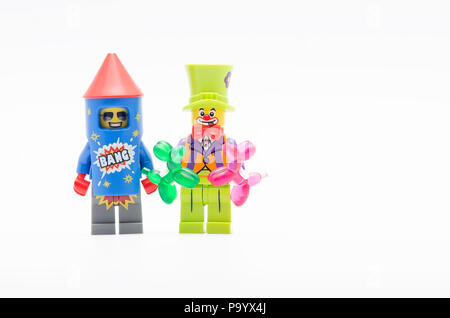 Lego Feuerwerk Kerl und Party Clown. Lego Minifiguren sind von der Lego Gruppe hergestellt. Stockfoto