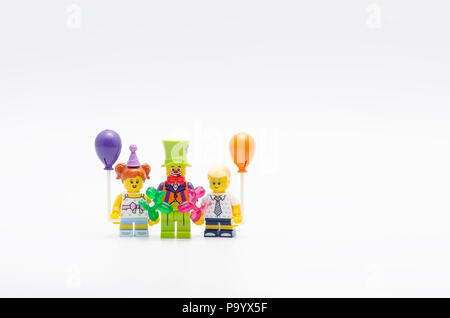 Lego clown, ein Mädchen und ein Junge holding Ballon. Lego Minifiguren sind von der Lego Gruppe hergestellt. Stockfoto